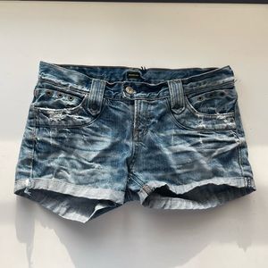 DISTRESSED LIGHTWASH LOWRISE SHORTS